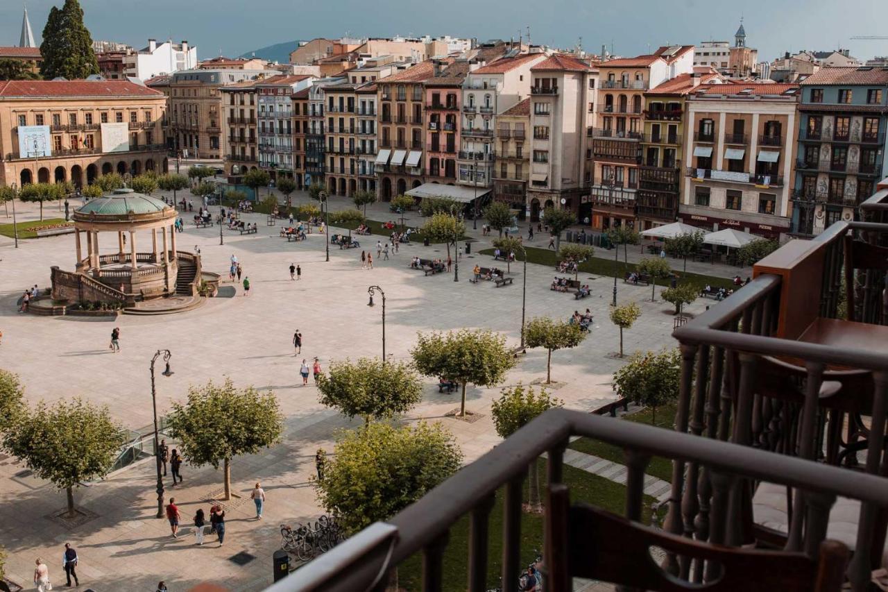 Gran Hotel La Perla Pamplona Esterno foto View of the main square