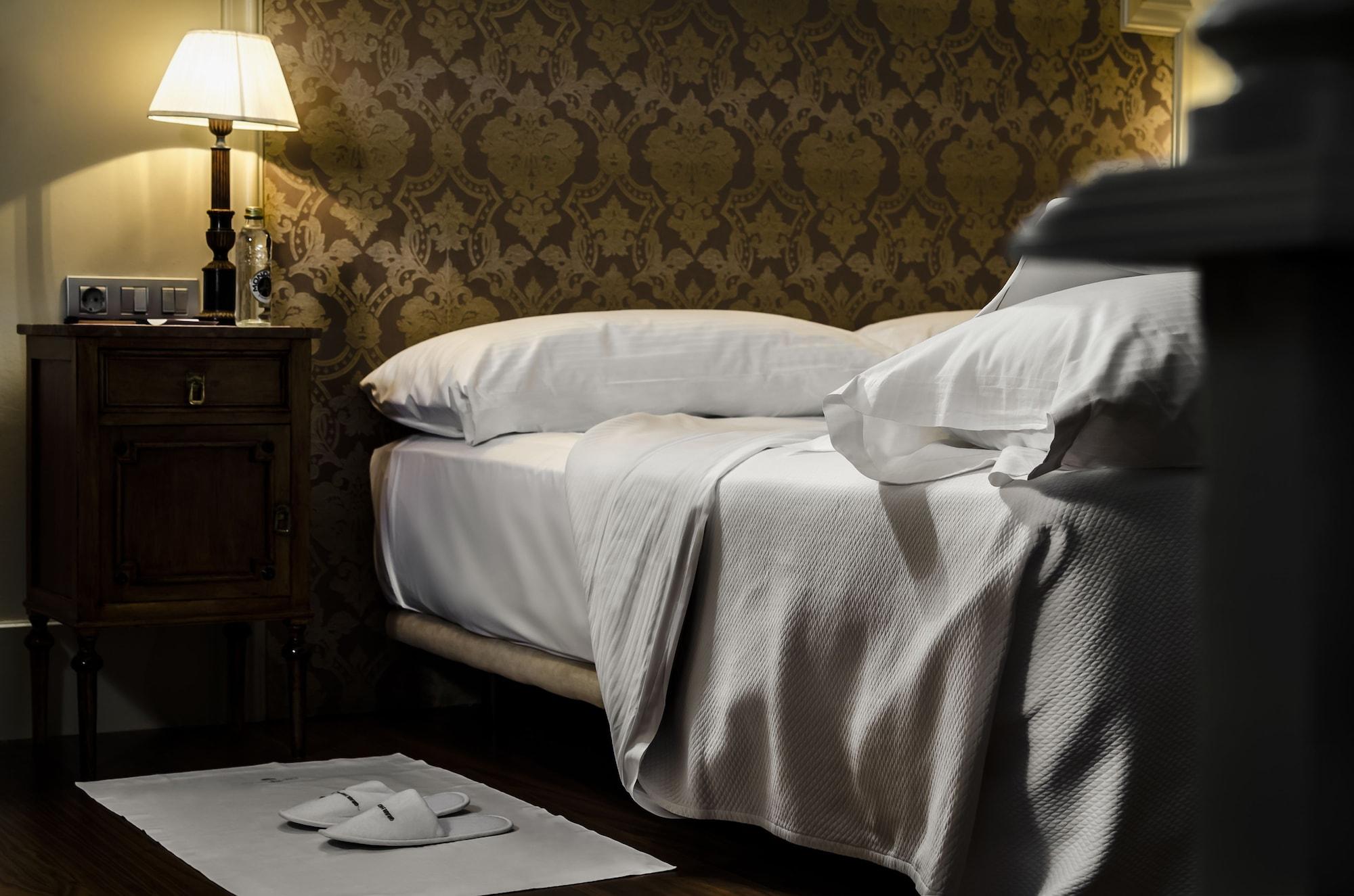 Gran Hotel La Perla Pamplona Esterno foto A bed with a silk sheet