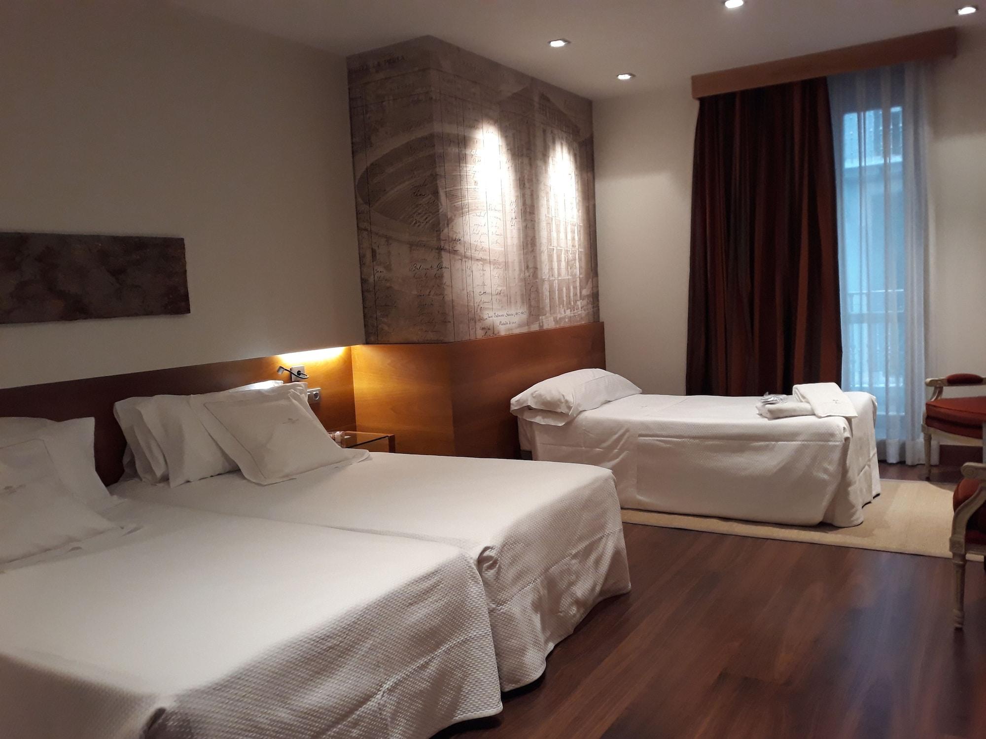 Gran Hotel La Perla Pamplona Esterno foto A room at the hotel