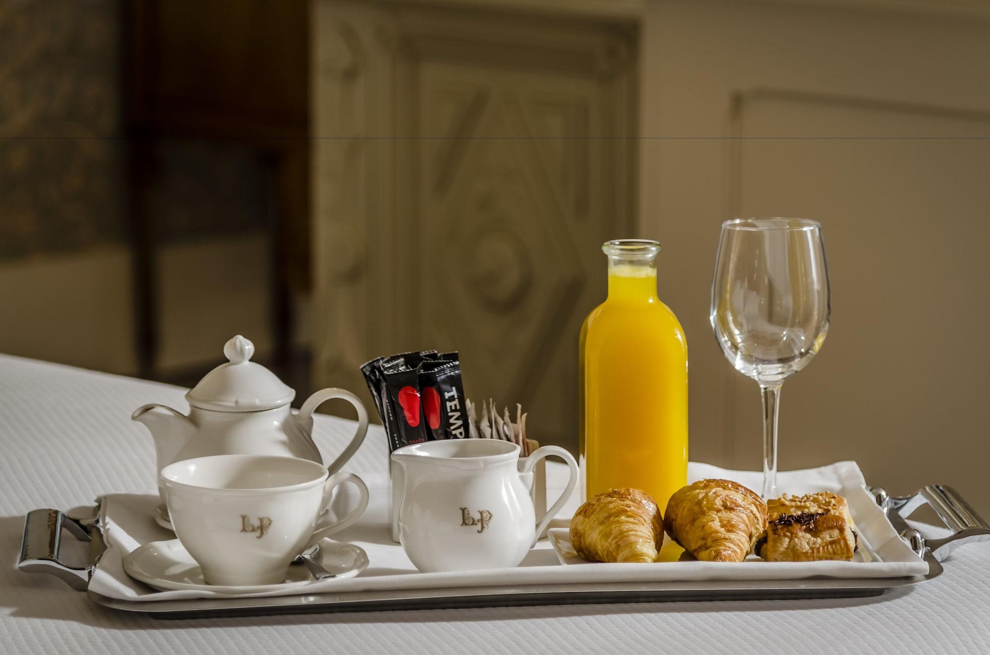 Gran Hotel La Perla Pamplona Esterno foto Room service tray