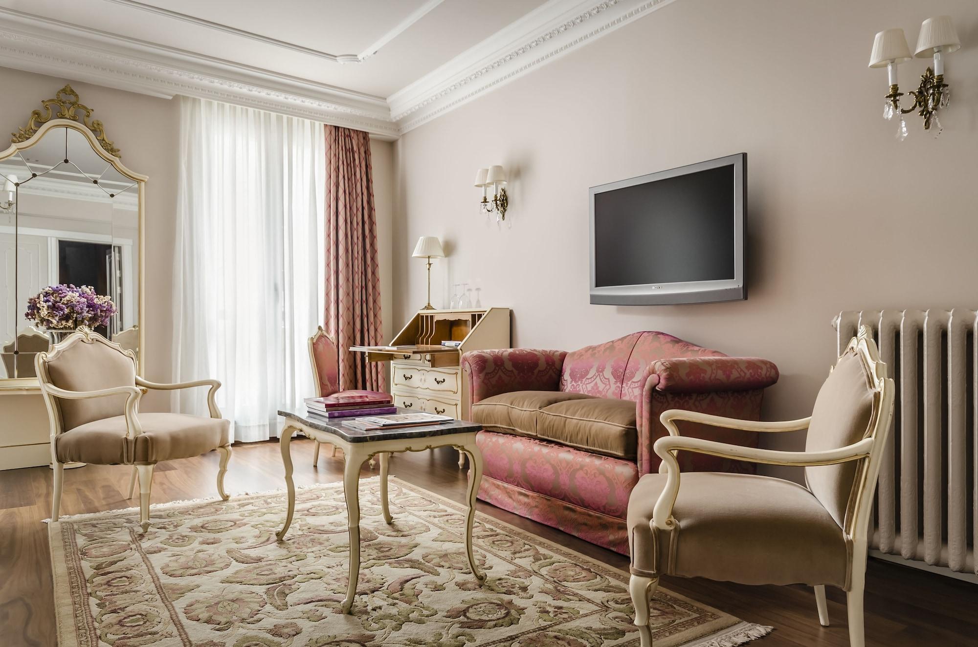 Gran Hotel La Perla Pamplona Esterno foto A living room