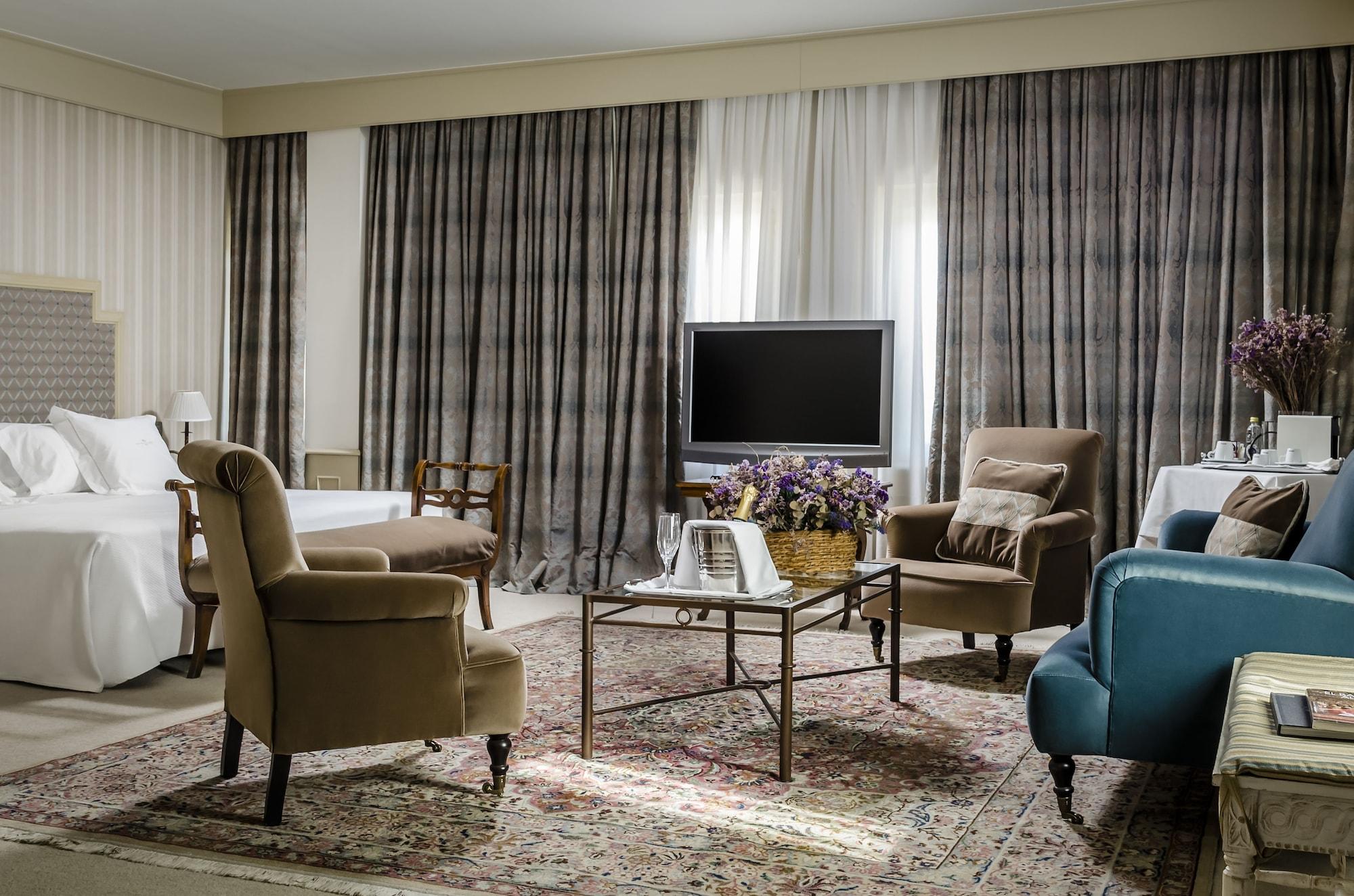 Gran Hotel La Perla Pamplona Esterno foto A living room