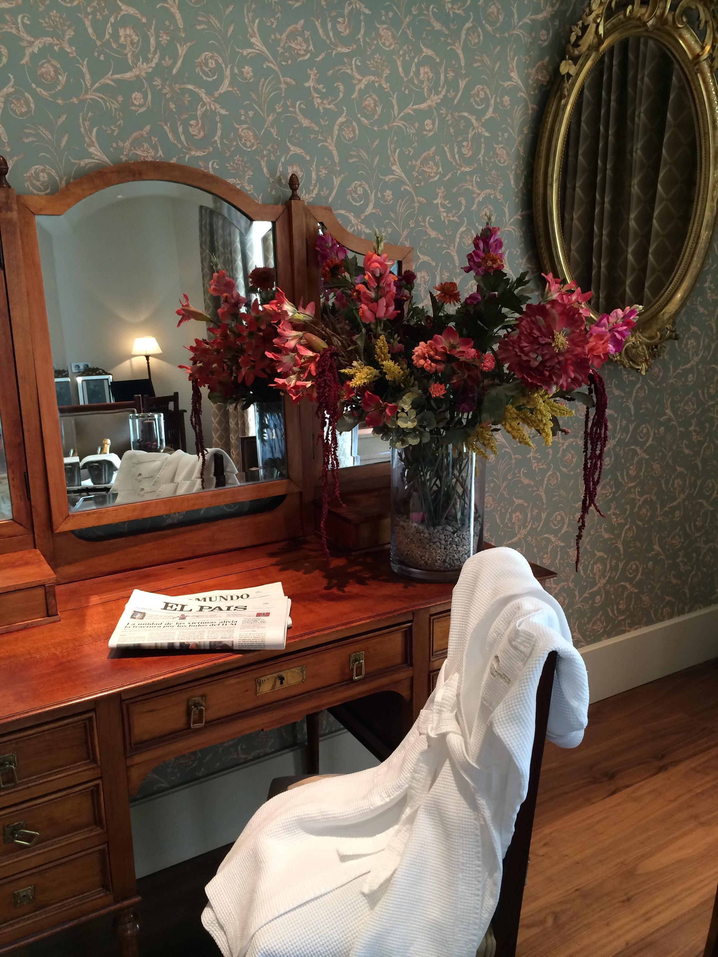 Gran Hotel La Perla Pamplona Esterno foto A dressing table in a hotel room