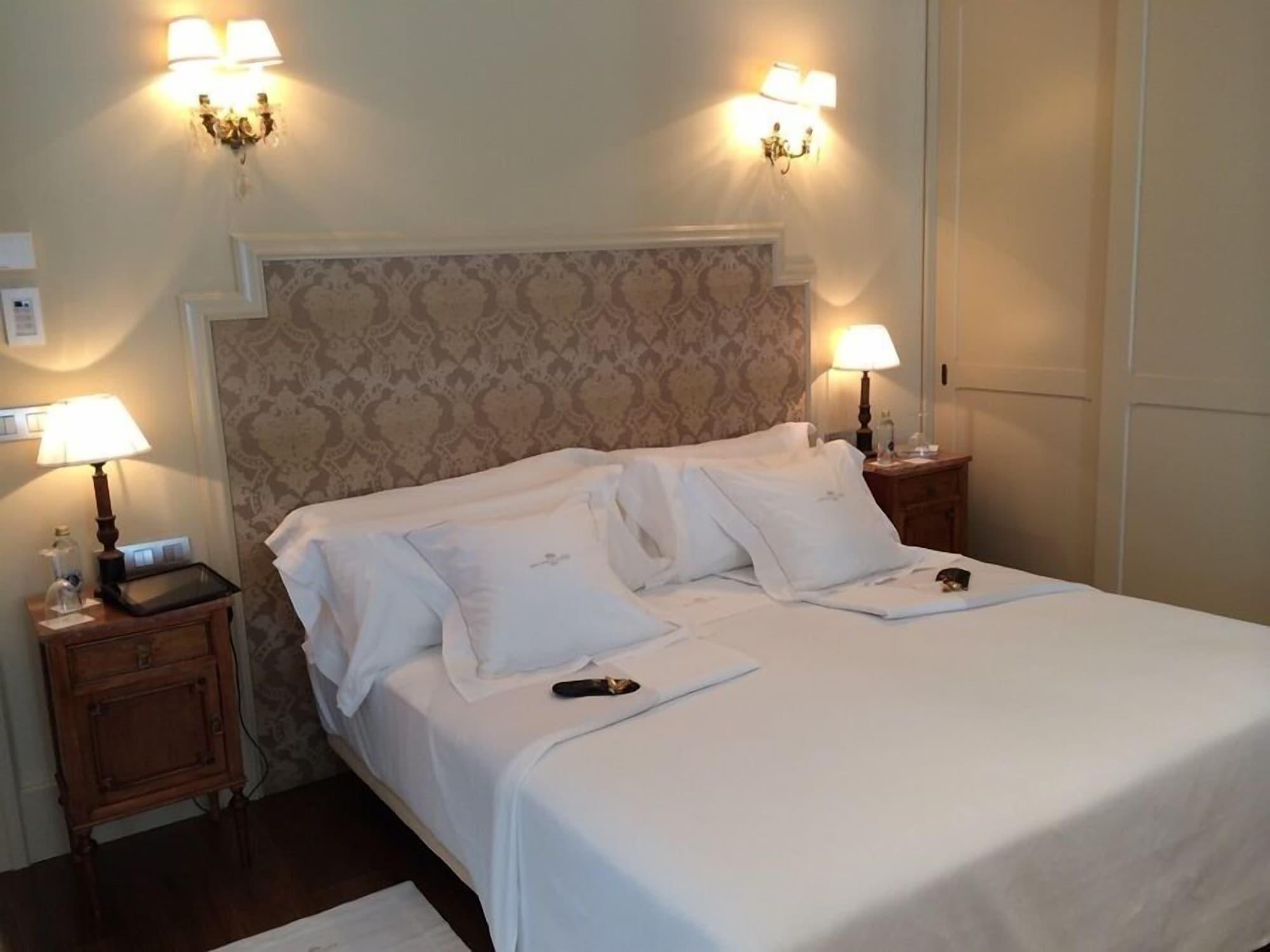 Gran Hotel La Perla Pamplona Esterno foto A bedroom at the hotel