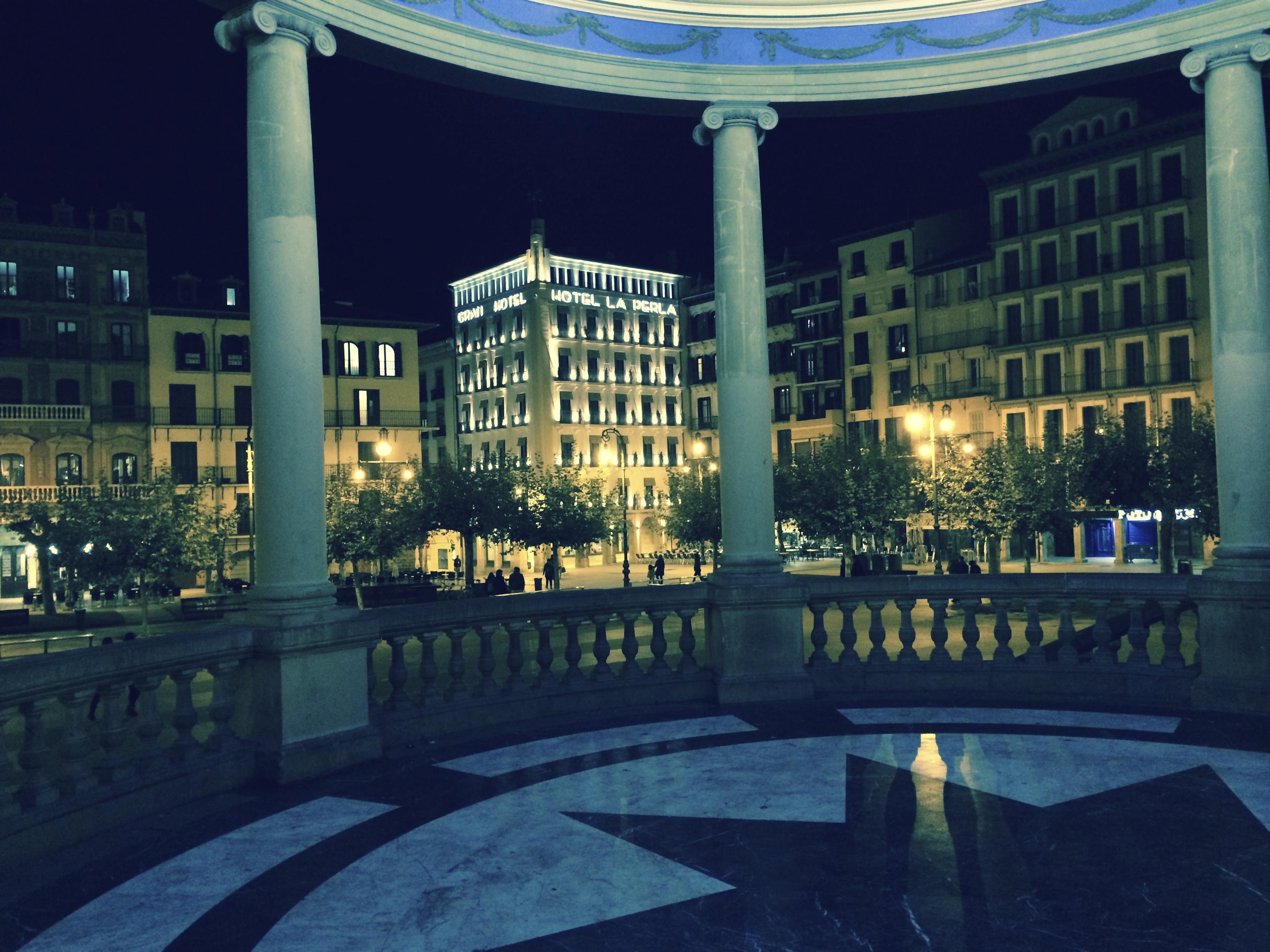 Gran Hotel La Perla Pamplona Esterno foto The square at night