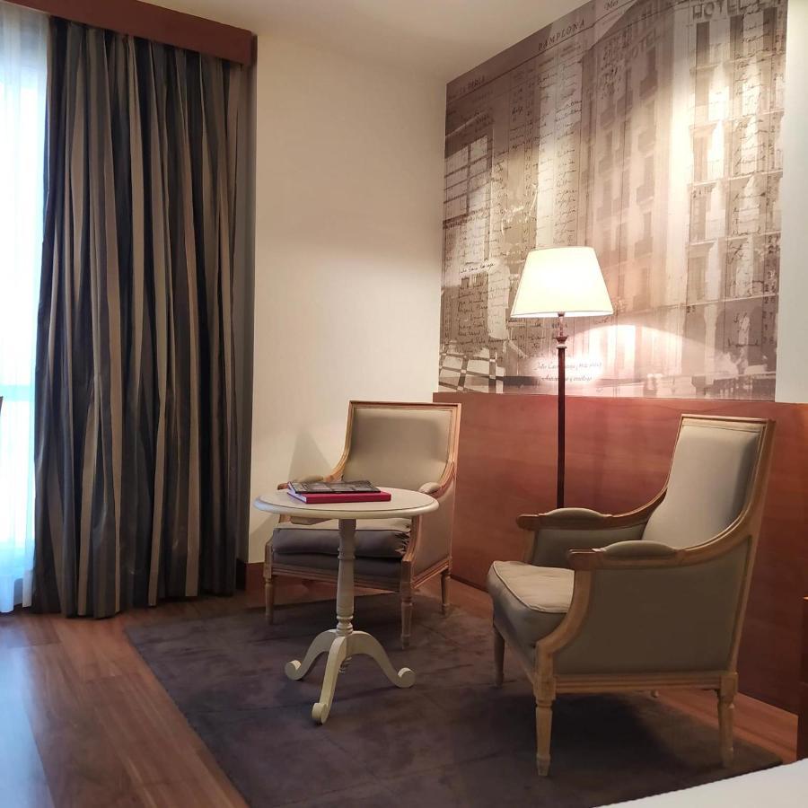 Gran Hotel La Perla Pamplona Esterno foto A room at the hotel