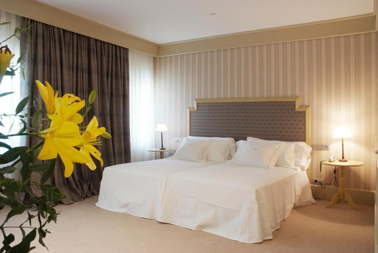Gran Hotel La Perla Pamplona Esterno foto A bedroom at the hotel
