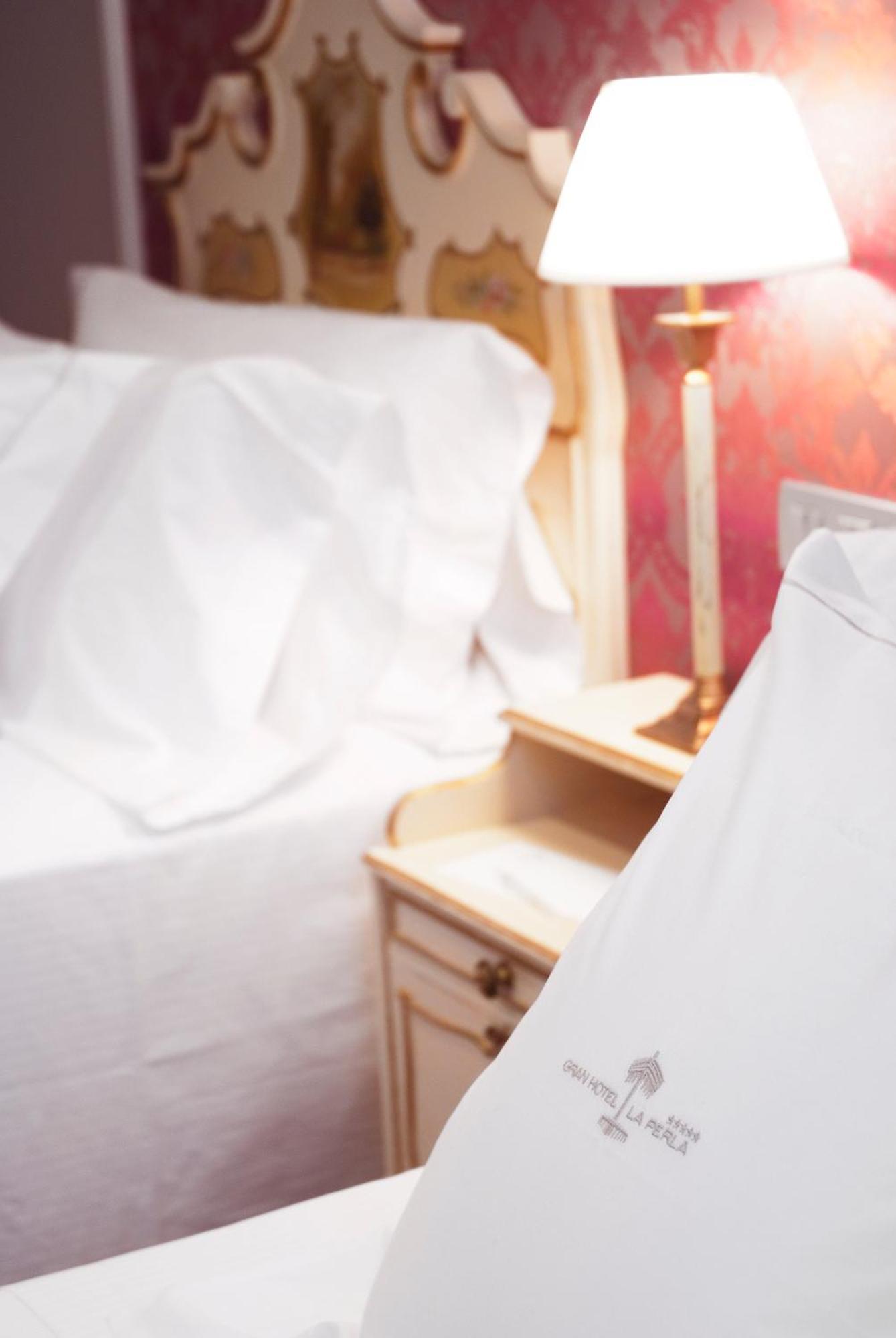 Gran Hotel La Perla Pamplona Esterno foto A white shirt