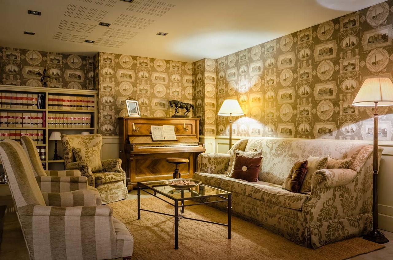 Gran Hotel La Perla Pamplona Esterno foto A room at the Château de Chaumont